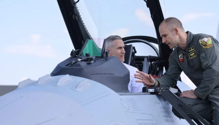 И той като Радев: Премиерът Гюров се щракна в F-16