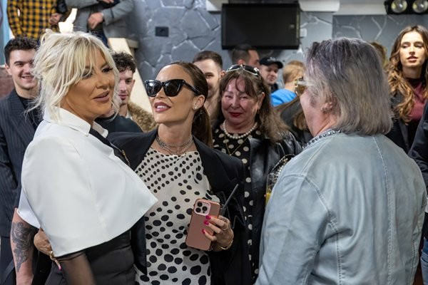 Изненада! Фолкпевицата Андреа се преквалифицира в художничка (На първата ѝ самостоятелна изложба грейна рисунка на Кубрат (Снимки)