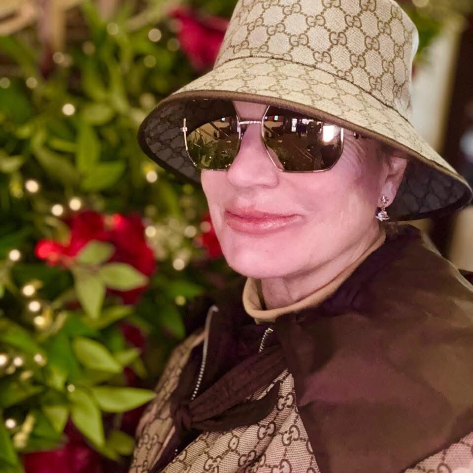 Как се изкарва за една чанта и чифт очила Шанел месечно? С една уста – хем свирка, хем плюнка!