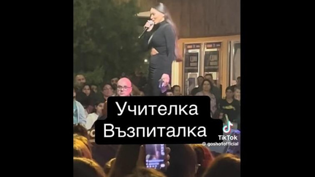 НЕВИЖДАН СКАНДАЛ НА ПЛОЩАДА! Фенове замеряха Алисия с телефони, певицата избухна пред всички! ВИДЕО