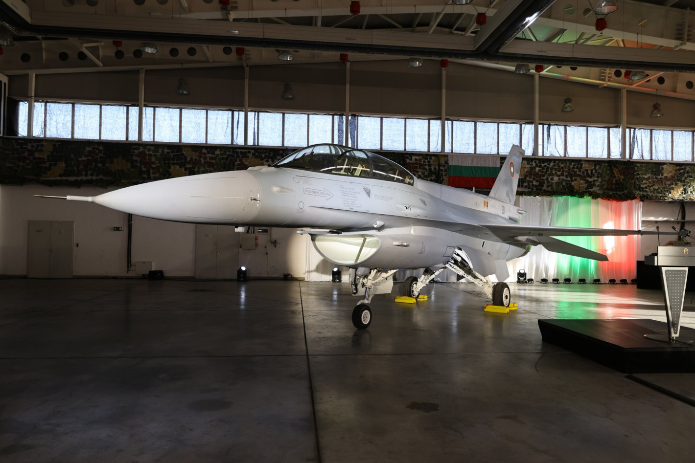 От F-16 до „Спартан“: Вижте с какви самолети разполагат ВВС на България (галерия)