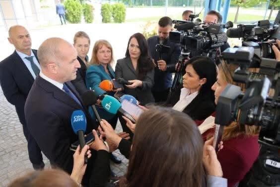 Премиерът Румен Радев от Германия: Замразяваме заплатите на всички депутати и на другите изборни длъжности!