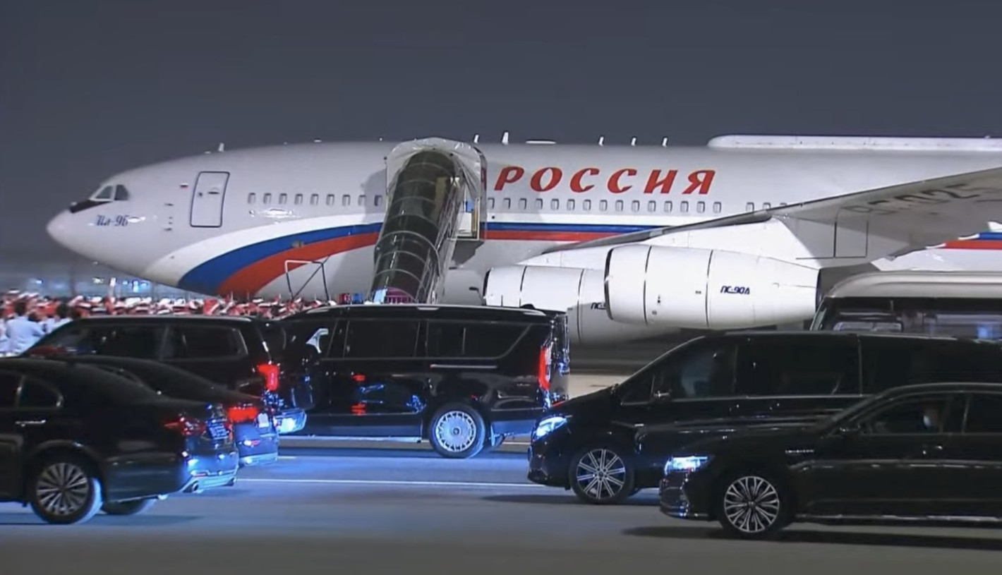 Путин пристигна в Пекин, посрещна го почетен караул (видео/снимки)