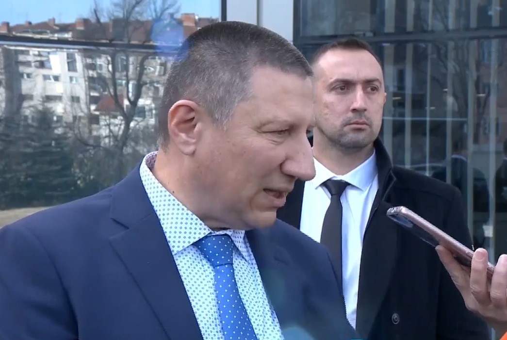 Сарафов не се отказва от охраната си, цяла свита го пази
