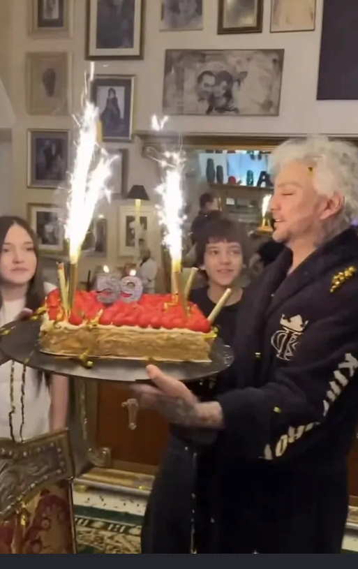 Филип Киркоров посреща гости за рождения си ден разрошен и по халат (Поп Кралят празнува с децата си и много близки приятели – Снимки)