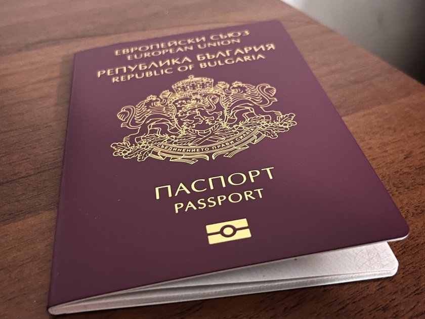 400 000 българи в РСМ ще получат БГ паспорти