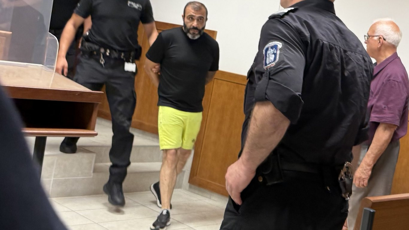 Арестувани с „Калашниците“ возели проститутки с нелегални таксита, отричат да са сводници