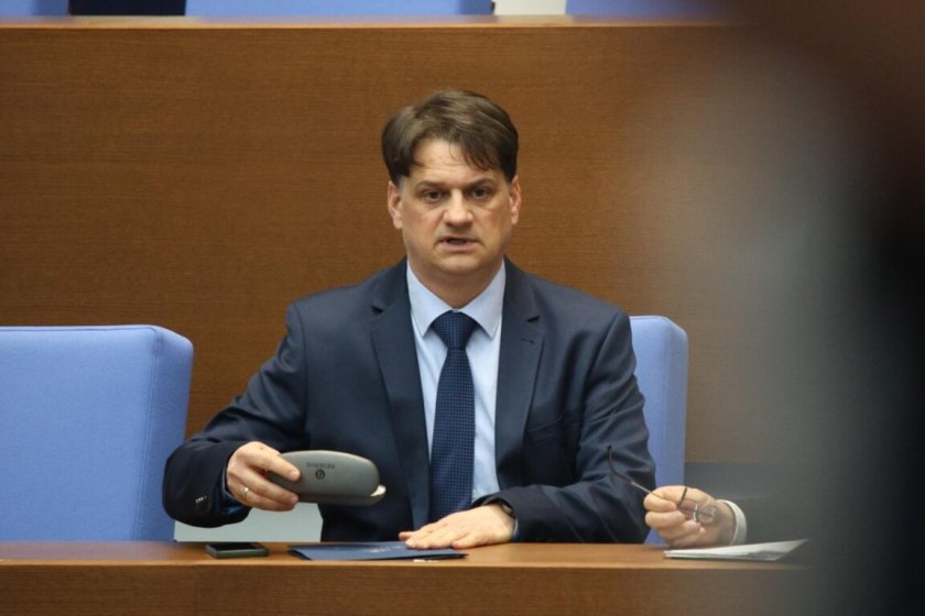 Двама министри опъвали чадър над шефката на НДК?