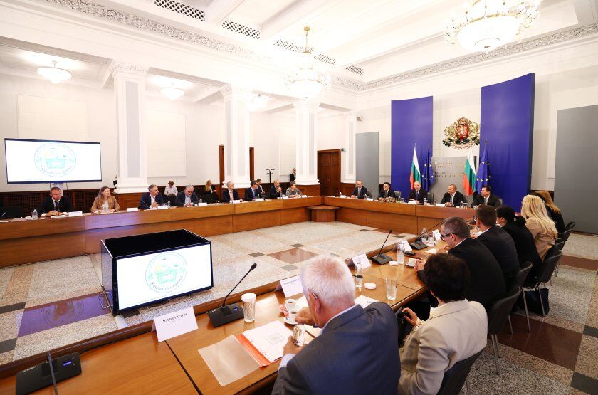 Извънредно! Румен Радев и кабинетът свалят цените в големите търговски вериги!