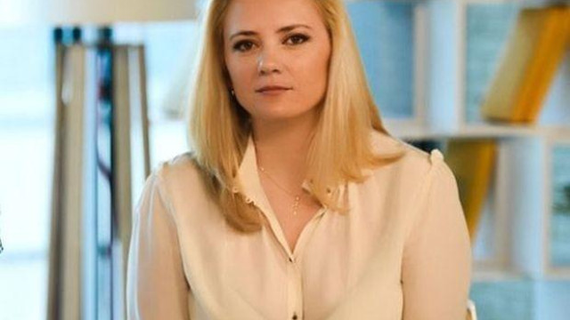 Лора Крумова „продава“ хапчета за менопауза