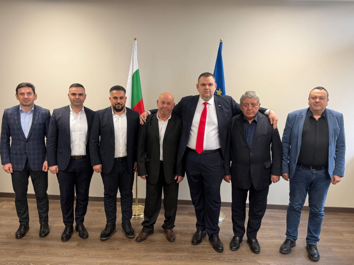 Пеевски напуска страната в края на месеца! 10 кметове на ДПС накуп искат смяната му от шефския пост!