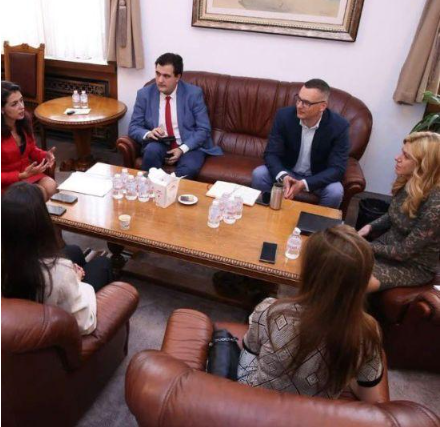 Попиляха новата шефка на Парламента Михаела Доцова заради тоалет невпсиващ се в протокола – Снимки
