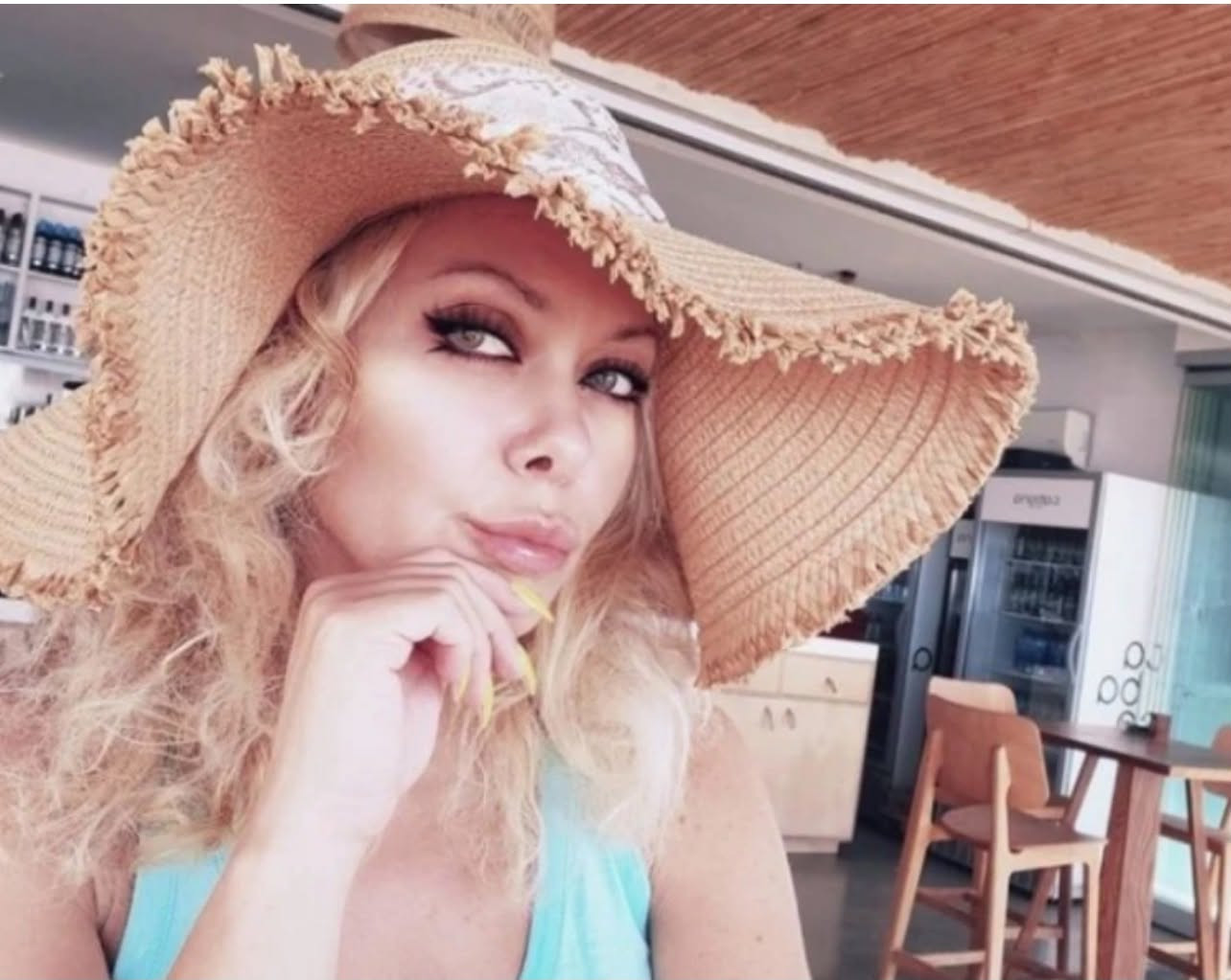 Това Албена Вулева ли е?! Заядливата устатница съблазнява с руси къдрици и изкусителен поглед! (няма да я познаете – СНИМКИ)