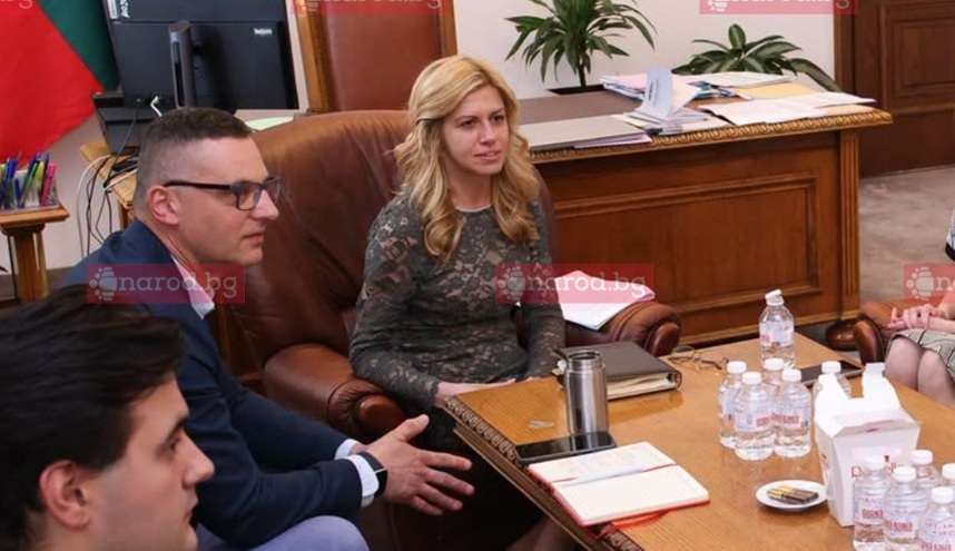 Шефката на парламента Михаела Доцова се пусна с гола рокля (СНИМКИ)