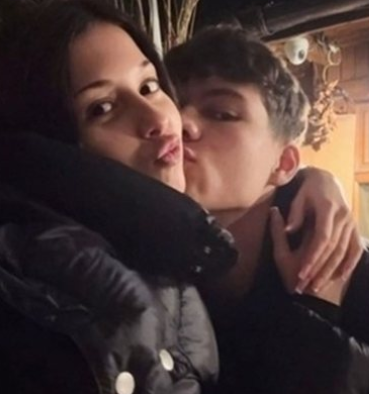 Дъщерята на Алекс Сърчаджиева с гадже на море (Порасналата София се гушка с любимия си на плажа – Снимки)