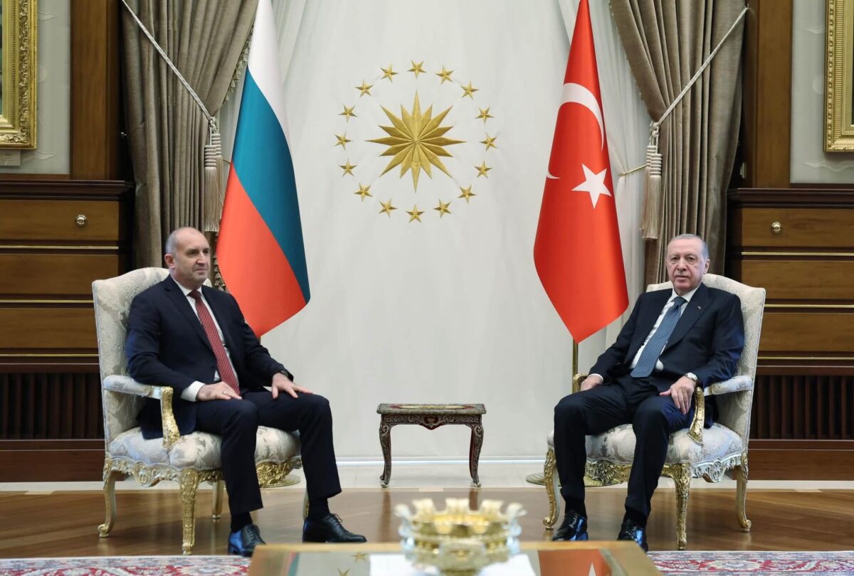 Румен Радев прати опозицията да си търси за смешния си плач други опорки вместо Боташ!