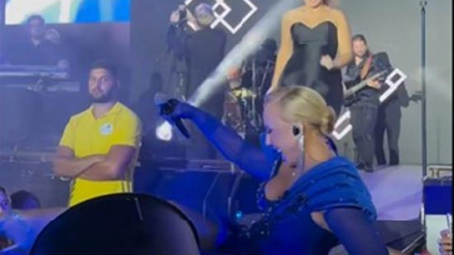 БРУТАЛНО: Лепа Брена се преби на сцената в Будва (ВИДЕО)