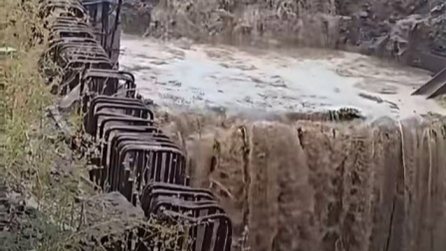„Водопад метро“ след поройния дъжд в София (видео)