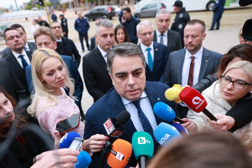 Депутатите от ПП не сърбат държавно кафе, обичат лукса