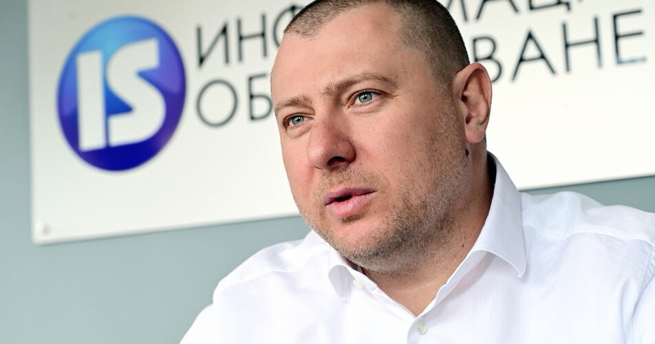 Докато министърът говори за 31%, собственото му държавно дружество е на 58% – крадецът вика дръжте крадеца