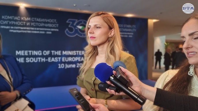 Кабинетът сменя външния министър Велислава Петрова с дипломат от Сливен?