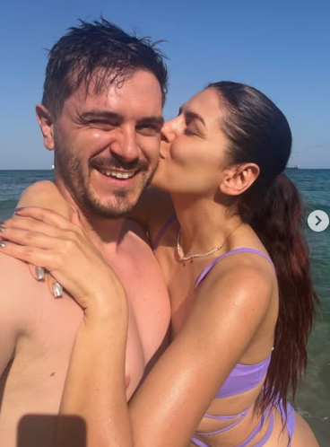 Михаела Филева се целува с гаджето на плажа