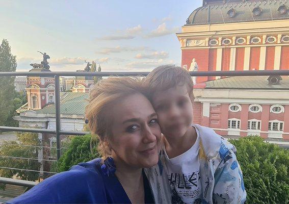 Синът на Биляна Петринска я пази от дигитална зависимост