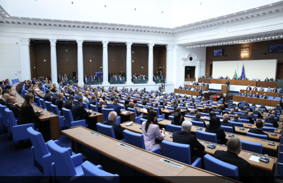 След шоколадите и ядките: Депутатите пръснаха €1,8 милиона и за самолетни билети до Москва и Ню Йорк