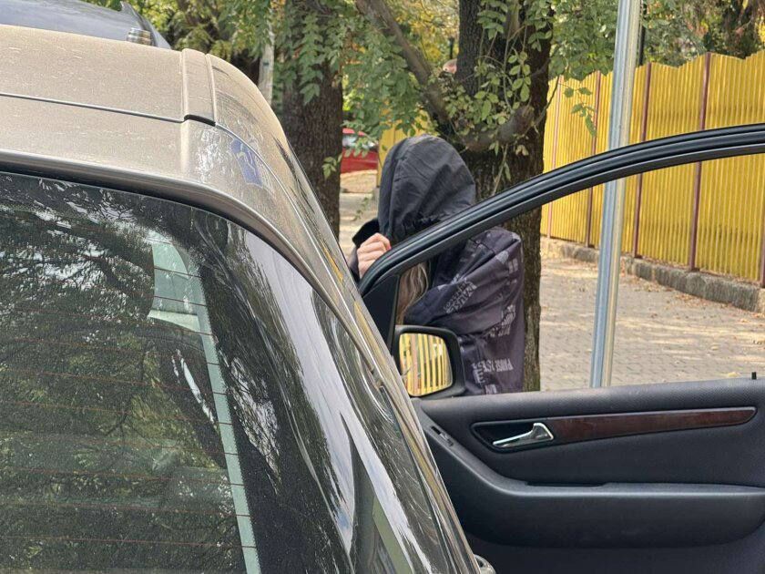 Арестуваха млада майка на 2 деца, докато продава тежки наркотици пред детска градина посред бял ден! (Снимки)