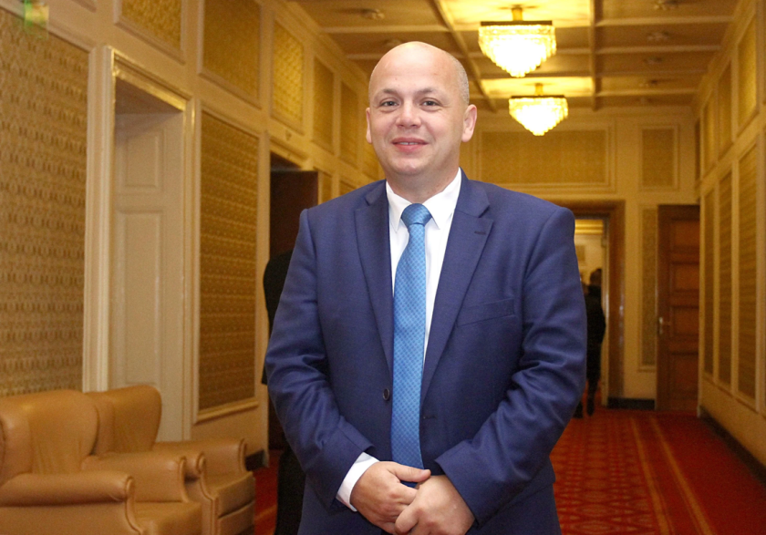 Бившият депутат от БСП Александър Симов завлича хора с пари, алармира Даниела Пенкова