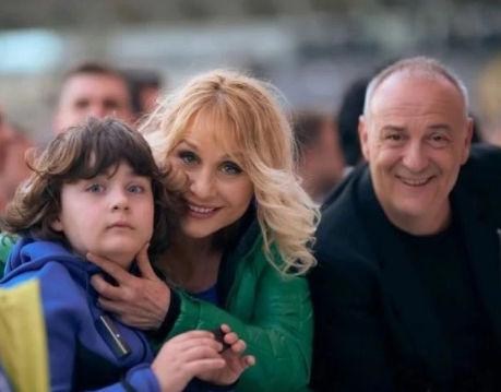 ТЕЖКА СЕМЕЙНА ДРАМА! Краси Радков загубил баща си на 12, а часове след погребението на майка си излязъл на сцена