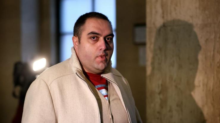 Уволненият за камери в тоалетните Александър Евтимов е назначен за зам.-директор в друго училище