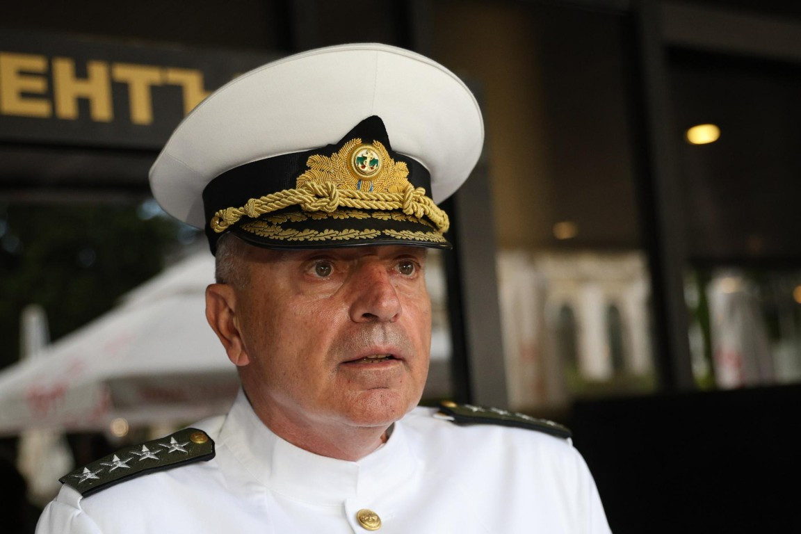 Адмирал в оставка води българската армия, докато Русия ни напада с дронове