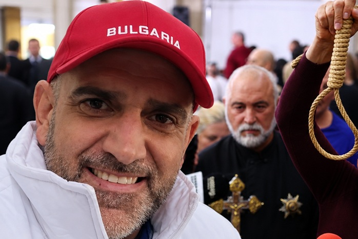 Анонимници се пънат за президент с простотии