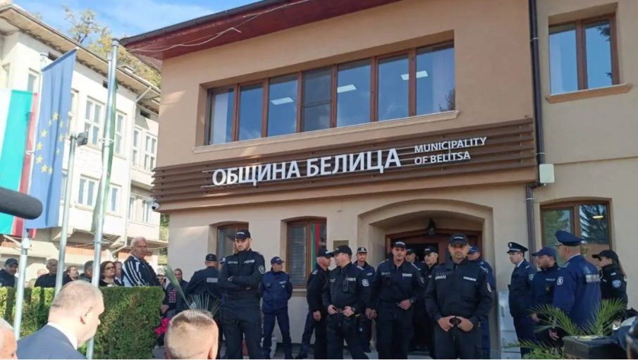 ИЗВЪНРЕДНО! Репресиите минаха всякакви граници – изведоха с белезници от общината Радослав Ревански, майка му припадна. Делян Пеевски към Радев: Няма да пречупите ДПС! (ВИДЕО)