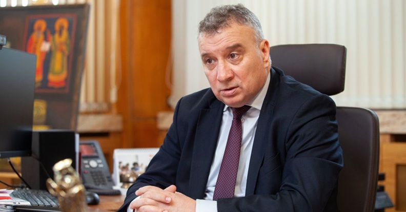 Низост в Narod.bg! УНСС уволни незаконно неудобен преподавател, плашат студенти по коридорите, гаврят се с незряща (ДОКУМЕНТ)