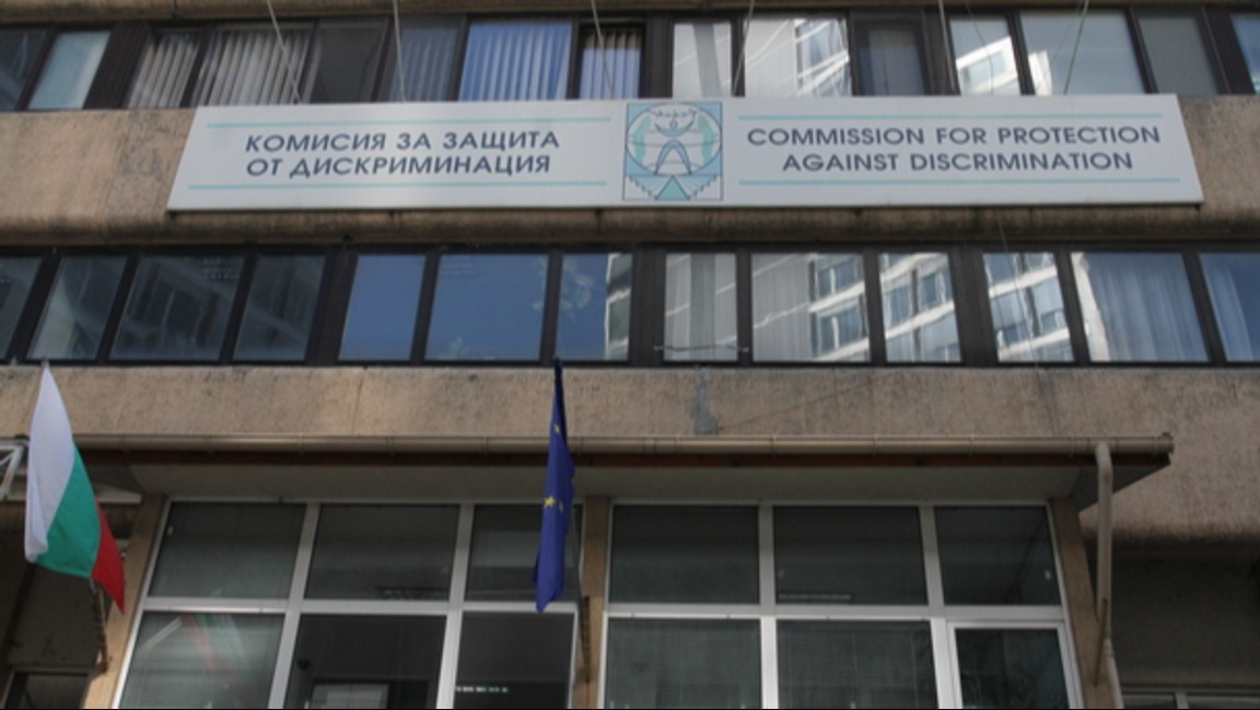 Писарушки отказват да спазват закона – крият заплатите си