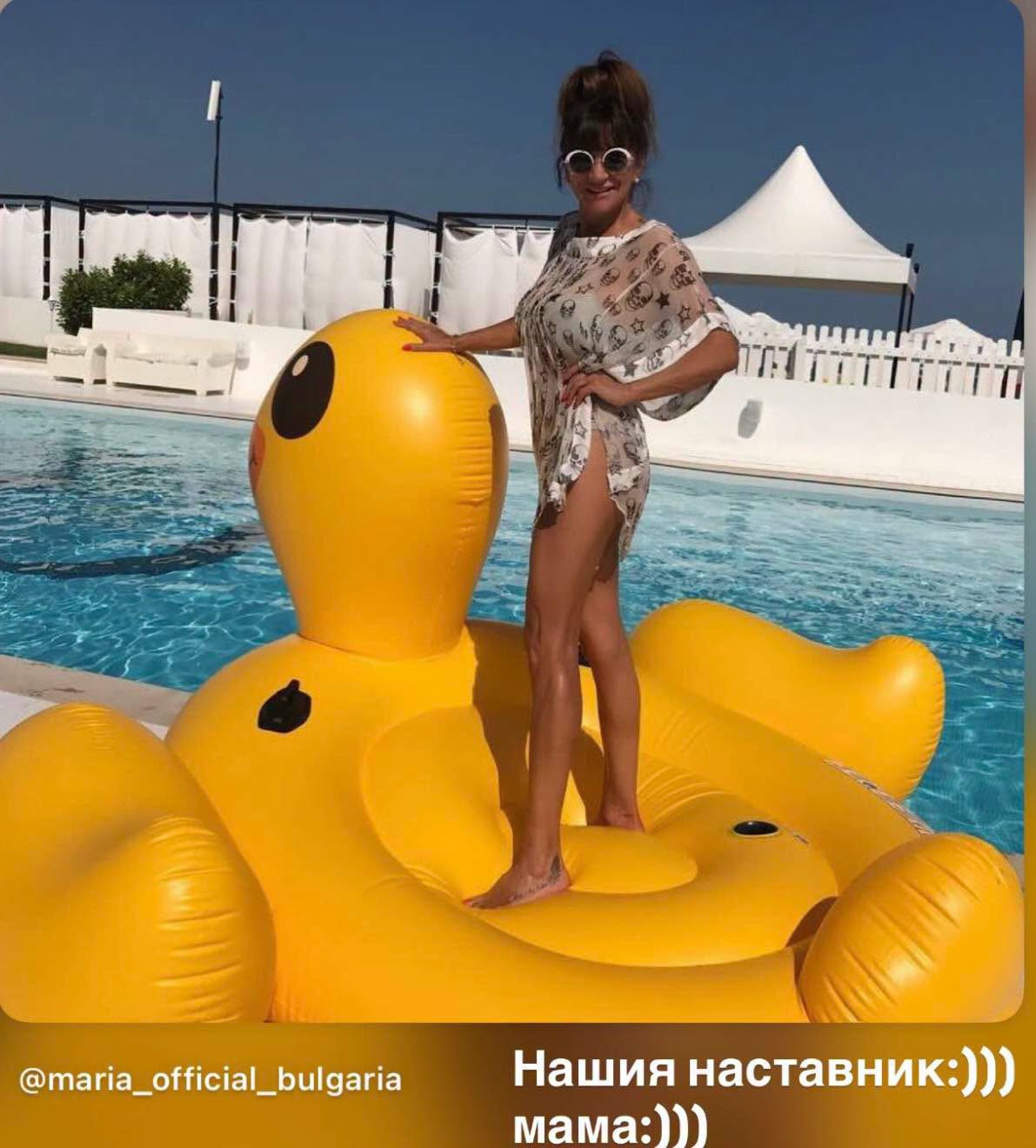 УНИКУМ!! Дъртата Мама Данчи ЯХНА ПАТКАТА: Родителката на Мара Отварачката изкърти нета! (СНИМКИ)