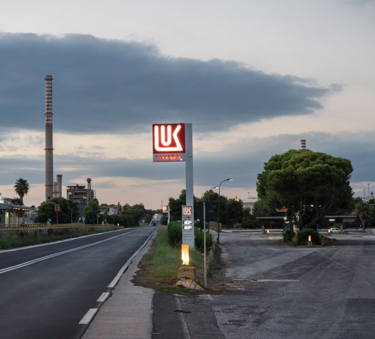 NYT: Близкият до Тръмп бивш бос на Челси купува Нефтохим Лукойл Бургас!